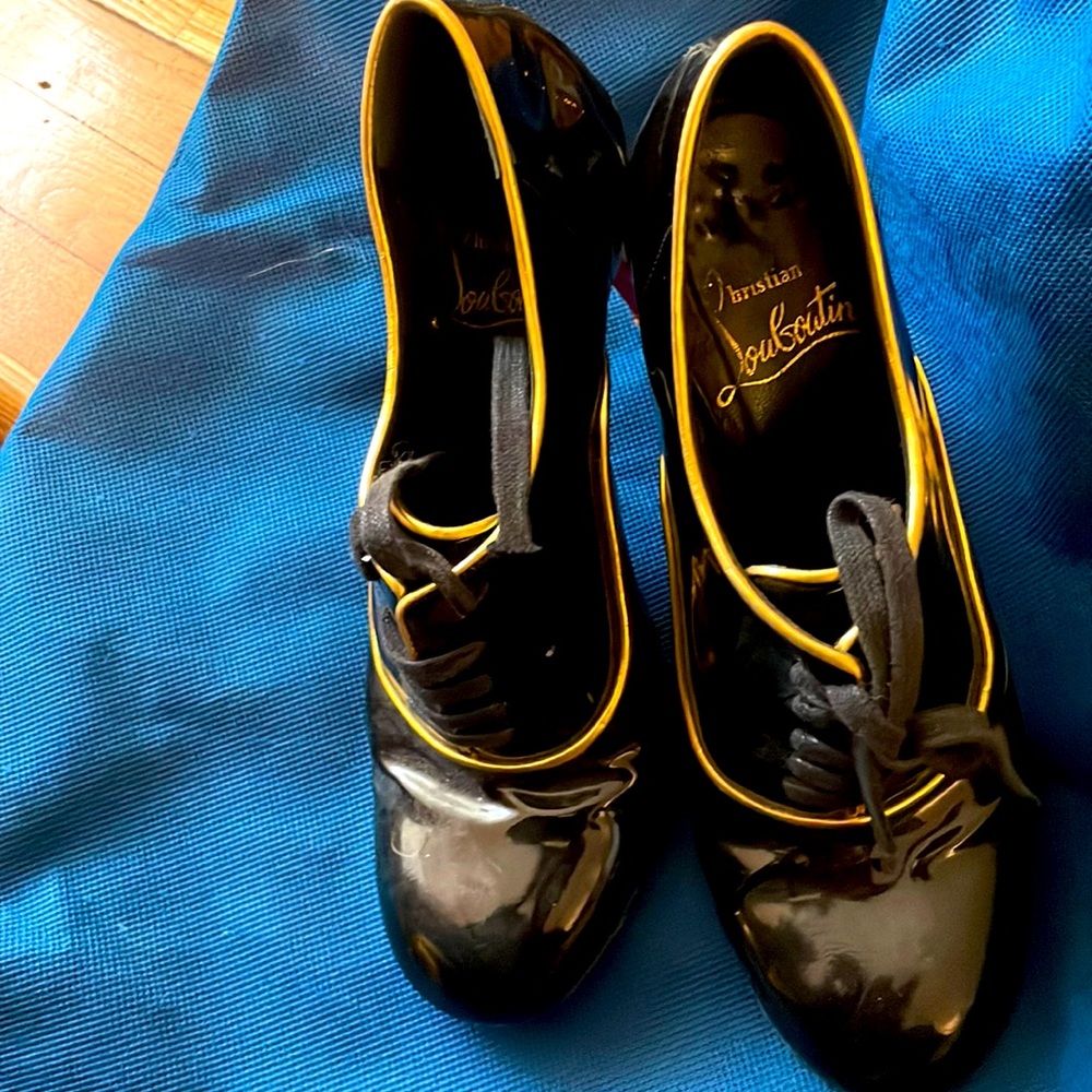 Christian Louboutin patent leather Mary Jane shoes w gold border and heels